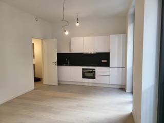 Appartement in een recente nieuwbouw met veel lichtinval van 34m², gelegen op het gelijkvloers van een klein gebouw met EPC B. Het appartement bestaat uit een inkomhal (2m²), een lichtrijke leefruimte/eetkamer/slaapkamer/keuken (23m²). Volledig ingerichte keuken (combi-oven, vitrokeramische kookplaat, dampkap, koelkast, vaatwasser), een douchekamer met douche en enkele wastafel en een toilet (7m²). Aansluiting voor wasmachine en droogkast in de berging (3m²). Mogelijkheid om een binnenstaanplaats in het gebouw te huren (+150€/maand). Bijkomende informatie: videofoon, driedubbele beglazing, EPC B. Uitstekende ligging op wandelafstand van het Justitiepaleis, nabij openbaar vervoer, winkels en scholen. Maandelijkse huurprijs: 1.050€ (+150€ voor de binnenstaanplaats). De gemeenschappelijke lasten bedragen 100€/maand. Water, elektriciteit en verwarming individueel.