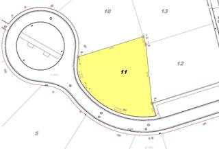 <strong>Ruime bouwgrond</strong> van 807 m² voor<strong> open bebouwing in Izegem</strong> – <strong>zonder bouwverplichting</strong><br /><br />In de Groenstraat in Izegem bieden wij deze ruime bouwgrond van 807 m² voor open bebouwing te koop aan.<br /><br />Het perceel is gelegen in een rustige, doodlopende straat, waar u geniet van een aangename woonomgeving.<br />Een ideale locatie voor wie rustig wil wonen, met het centrum van Izegem en de dagelijkse voorzieningen binnen bereik.<br /><br />Dankzij de soepele bouwvoorschriften beschikt u over heel wat mogelijkheden om uw toekomstige woning volledig naar eigen smaak en wensen te realiseren.<br /><br />Bovendien geldt er geen bouwverplichting, waardoor u vrij bent in de keuze van uw bouwpartner en het tijdstip waarop u wenst te bouwen.<br /><br />Een mooie opportuniteit voor wie op zoek is naar een ruim perceel op een rustige locatie!