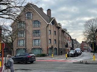 Verkoop wegens verhuis.  Gelijkvloerse kantoorruimte gelegen in een gebouwencomplex.  Indeling gelijkvloers: 3 open ruimtes, tesamen 232 m²...