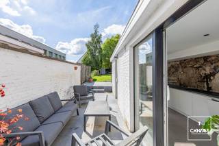 Deze <strong>recent gerenoveerde woning</strong> (2021) met tuin is gelegen tussen het <strong>centrum van Aalbeke en het Preshoekbos</strong>. Een ideale combinatie van rust en groen, met scholen, lokale handelaars en eetgelegenheden in de nabije omgeving. De woning beschikt over parkeergelegenheid voor de deur.<br /><br />Op het gelijkvloers heeft de woning volgende indeling: een inkomhal met gastentoilet, een open woonkamer met eetplaats, een bergruimte voor de wasmachine, een praktische kelder en een volledig <strong>geïnstalleerde keuken</strong>. De <strong>zonnige tuin</strong> met terras is zowel vanuit de eetplaats als vanuit de keuken toegankelijk.<br /><br />Het eerste verdiep biedt plaats aan de badkamer en twee slaapkamers. Op het tweede verdiep bevindt zich nog een <strong>ruime derde slaapkamer</strong>.<br /><br />Wenst u deze woning zelf verder te ontdekken? Neem dan contact op met Theo voor een bezoek ter plaatse: theo@convas.be / 0493 30 43 82.