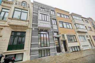 APPARTEMENT DUPLEX RÉNOVÉ DANS LE QUARTIER BELLE-ÉPOQUE<br />Rez-de-chaussée : cuisine ouverte (entièrement équipée), salon, grande terrasse arrière également reliée au sous-sol, toilettes séparées.<br />Sous-sol : couloir, débarras, salle de bain avec douche et toilette (branchement pour machine à laver fourni), 2 chambres (chacune avec accès à la terrasse)
<ul>
<li>Duplex (rez-de-chaussée + sous-sol)</li>
<li>Disponible immédiatement</li>
<li>Provisions sur frais fixes : € 50 par mois</li>
<li>Abri à vélos partagé</li>
<li>Chauffage individuel au gaz</li>
<li>EPC :E35</li>
</ul>