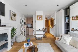<strong>Knokke: Instapklare studio te koop gelegen in de Zoutelaan in Knokke.</strong><br /><br />Ontdek deze charmante, instapklare studio gelegen op een uitstekende locatie in Knokke. Dankzij de centrale ligging bevinden winkels, restaurants, het strand en het Zoute zich op wandelafstand. De studio werd praktisch en smaakvol ingericht, waardoor u onmiddellijk kunt genieten van een zorgeloos verblijf aan zee. Een ideale eigendom voor wie op zoek is naar een tweede verblijf aan de kust, een slimme investering of een comfortabele pied-à-terre in het hart van Knokke.<br /><br /><strong>Indeling: </strong><br />Inkomhal, lichtrijke leefruimte die een aangename woon- en slaapomgeving biedt, open keuken, eetplaats, verzorgde badkamer met douche, toilet en lavabo. <br /><br /><strong>Troeven: </strong>
<ul><li>Volledig ingericht en instapklaar.</li><li>Gemeenschappelijke tuin.</li><li>Centrale ligging nabij strand, winkels en restaurants, Dumortierlaan.</li><li>Toegankelijke fietsenberging.</li></ul>
Meer info? Contacteer Ayita op 0496 13 43 12 of via ayita@eraservimo.be