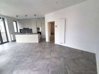 Spacieux appartement de 2 chambres au cur de Lier au deuxième étage, situé à la gare et à proximité de plusieurs voies de communication,...