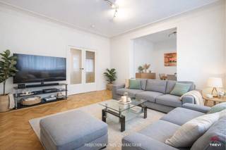 Op een steenworp van het bruisende hart van Brussel, in de Industrie­straat, ontdekt u een appartement dat ruimte, licht en een topligging perfect combineert!<br />Gelegen in de zeer gegeerde Europese wijk geniet dit pand van ±110 m² van een levendige omgeving en toch een aangename woonkwaliteit: Europese instellingen, openbaar vervoer, winkels, restaurants en groene zones bevinden zich op wandelafstand.<br /><br />Het appartement verkeert in goede algemene staat en overtuigt door zijn mooie volumes en lichtinval. De ruime woonkamer geeft uit op een balkon en een klein terras, ideaal om ook in de stad van een buitenruimte te genieten. De keuken is functioneel en praktisch ingericht. Het nachtgedeelte omvat twee comfortabele slaapkamers van 16 m² en 13 m², aangevuld met een badkamer en sanitair.<br />Daarnaast beschikt het appartement over een kelder en twee zolderkamers (voormalige dienstkamers), ideaal als bergruimte, bureau of in te richten volgens uw noden.<br /><br />Technische troeven: EPC: D+ &amp; Elektriciteit conform.<br />Kosten: ± €165/maand (gemeenschappelijke delen) + €43/maand reservefonds. Vrij bij akte.<br />Een volledig, strategisch en veelzijdig pand, zowel ideaal voor eigen bewoning als voor een zekere investering in een van de meest stabiele en gegeerde wijken van Brussel. <br /><br />
<p><span>2e verdieping links, blok B C</span> : App. “B 2”</p>
<ul>
<li>Inkomhal</li>
<li>WC</li>
<li>Woonkamer van ± 30 m² met parket</li>
<li>Ingerichte keuken met toegang tot balkon</li>
<li>Technische berging op het balkon met individuele gasketel en aansluiting voor wasmachine</li>
<li>Nachthal</li>
<li>Slaapkamer van ± 16 m² met terras van ± 3 m²</li>
<li>Slaapkamer van ± 13 m²</li>
<li>Badkamer (bad, WC en bidet)</li>
</ul>
<p>Kelder nr. 2 in de ondergrond + 2 zolderkamers nr. B2 &amp; nr. 5 (voormalige dienstkamers)</p>