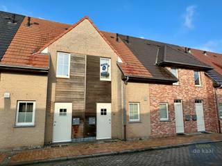 Recente rijwoning (2017) in Nieuwpoort-stad met tuin op een rustige ligging en toch vlakbij het marktplein en scholen.Woonkamer met open ingerichte...