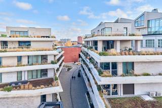 <span><span><strong>Geniet van 6% btw, ook interessant voor investeerders! Informeer naar de voorwaarden.<br /></strong><br />De Bonnefant, Wonen in het midden van de stad en toch omgeven door groen. Een iconisch gebouw op een centrale en culturele locatie waar er ruimte is voor luxe, een onvergetelijke woonervaring of zorgeloos wonen in een assistentiewoning. <br /><br />Tussen de gebouwen van De Bonnefant is een <strong>groene doorsteek</strong> gecreëerd die de Demerstraat rechtstreeks verbindt met het begijnhof. Gezellig vertoeven in één van de twee gemeenschappelijke binnentuinen of liever een barbecue met de buren? Bovendien hebben de terrassen geïntegreerde plantenbakken die zijn uitgerust met een automatisch beregeningssysteem. Een extra groene beleving is verzekerd.<br /><br />Het bestaande RTT-gebouw is volledig gerenoveerd met het behoud van de Hasseltse authenticiteit en verder uitgebreid met energiezuinige nieuwbouw. Parkeren in het centrum is geen evidentie maar toekomstige bewoners van De Bonnefant kunnen parkeren in de ruime ondergrondse parkeerplaats. Je kan ook je fiets kwijt in de fietsenstalling.<br /><br /></span></span>
<p><strong>APPARTEMENT A4 AS 03</strong> - verdiep 4</p>
<span><span>- bewoonbare oppervlakte: 59,68 m²<br />- oppervlakte terras: 17,59 m²<br />- leefruimte met open keuken<br />- terras met zicht op de gezellige verkeersvrije Bonnefantensteeg<br />- slaapkamer met ensuite-badkamer<br />- berging<br />- ideale investeringsopbrengst<br /></span></span>
<p>GENIET VAN <strong>6% btw</strong> (onder voorwaarden). Vermelde prijs is exclusief ondergrondse parkeerplaats en exclusief registratie, btw en notariskosten. Alle appartementen werden intussen volledig afgewerkt en zijn <strong>onmiddellijk bewoonbaar.</strong></p>
<span>Wij ontzorgen je ook voor <strong>de verkoop</strong> van je <strong>huidige woning</strong>! Voor meer uitleg helpen we je graag verder.</span>