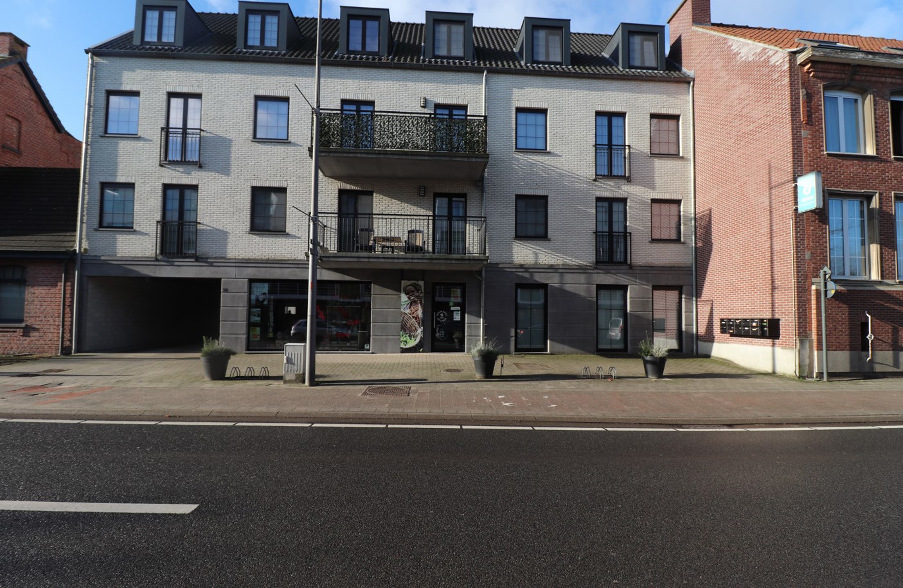 Gelijkvloers handelspand/kantoorruimte met 2 autostaanplaatsen in het centrum van Merksplas. - foto 1