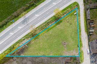 We Invest MONS vous propose ce magnifique terrain à bâtir de 18 ares 71 centiares, idéalement situé dans un environnement calme et verdoyant.Avec une...