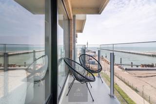 Situé dans un cadre exceptionnel, au bout de la digue de Nieuwpoort et juste au bord du chenal du port, ce magnifique appartement est né de la fusion de deux appartements. Situé dans la résidence Den Oever, vous profiterez ici chaque jour d’une vue panoramique à couper le souffle sur la réserve naturelle de l’embouchure de l’Yser, le phare, le chenal du port et la mer du Nord.<br />Cet appartement exclusif, né de la fusion de deux logements privés, a fait l’objet d’une rénovation complète et haut de gamme, réalisée avec des matériaux durables de qualité et des finitions répondant aux normes les plus élevées en matière de confort, d’esthétique et de fonctionnalité. Chaque détail a été soigneusement pensé, ce qui se traduit par une expérience de vie intemporelle et raffinée, au charme résolument haut de gamme.<br />L'agencement comprend un hall d'entrée élégant avec vestiaire et toilettes séparées pour les invités, suivi d'un espace de vie particulièrement spacieux et lumineux qui s'ouvre directement sur la grande terrasse ensoleillée à l'arrière. La cuisine ouverte constitue le cœur de la maison et s'intègre parfaitement à l'espace de vie, ce qui est idéal tant pour le confort quotidien que pour des réceptions conviviales.<br />La spacieuse suite parentale dispose d’un coin nuit supplémentaire, de placards encastrés sur mesure et d’une luxueuse salle de bains attenante équipée d’un double lavabo, d’une grande douche à l’italienne et de toilettes. L’appartement comprend également une deuxième chambre à part entière avec un lit double et une chambre intermédiaire avec un lit mezzanine.<br />Grâce à son agencement bien pensé, l'appartement offre pas moins de huit couchages fixes répartis dans quatre chambres séparées.<br />L'appartement dispose également d'un débarras en sous-sol inclus. Il est en outre possible d'acquérir une place de parking souterraine dans la résidence Den Overzet.<br />Sur le plan technique également, le bien est en excellent état : l’installation électrique est conforme aux normes en vigueur et le bâtiment est entièrement exempt d’amiante.<br />Un atout supplémentaire réside dans le fait que l’ensemble du mobilier et la décoration intérieure soigneusement composée peuvent être repris si vous le souhaitez. Le nouveau propriétaire pourra ainsi profiter immédiatement d’un logement entièrement prêt à emménager, où confort, style et fonctionnalité s’harmonisent à la perfection.<br />Il s'agit d'une opportunité rare pour ceux qui recherchent un appartement luxueux et prêt à emménager, bénéficiant d'un emplacement de premier choix en bord de mer, où l'espace, le confort, les finitions haut de gamme et une vue phénoménale s'unissent pour former un ensemble exceptionnel. EPC : 194 kWh/m². Prix demandé : 1 150 000 €