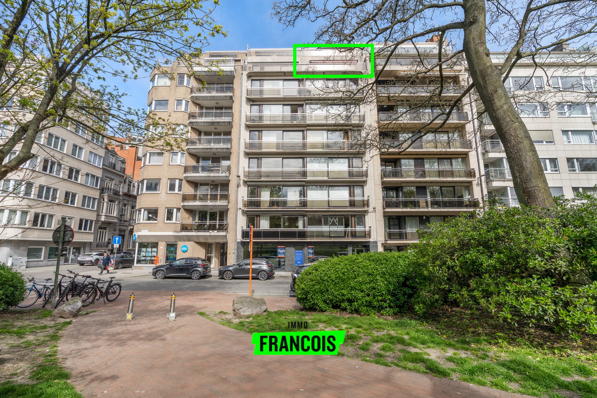 Te renoveren appartement met twee terrassen met prachtig zicht over het Leopoldpark te Oostende. - foto 1