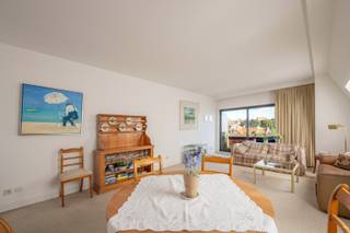 Res. Sint Andrews. <br />Op een absolute toplocatie in Knokke, op de hoek van de prestigieuze Zoutelaan en de Elizabetlaan, bevindt zich dit lichtrijke dakappartement met 2 slaapkamers. Gelegen op wandelafstand van het Albertplein, de Zeedijk, exclusieve boetieks, restaurants en alle voorzieningen die Knokke te bieden heeft.<br /><br />Het appartement beschikt over een aangename leefruimte met veel natuurlijke lichtinval, een keuken, twee volwaardige slaapkamers en twee douchekamers, wat zorgt voor optimaal comfort voor zowel vaste bewoning als tweede verblijf.<br />Dankzij de ligging op de bovenste verdieping geniet u van extra rust en privacy. Het appartement biedt bovendien een uitstekende basis om volledig naar eigen smaak en wensen te moderniseren.<br />Extra troeven:
<ul>
<li>Topligging op de hoek van de Zoutelaan en Elizabetlaan</li>
<li>Op wandelafstand van Albertplein en Zeedijk</li>
<li>Dakappartement met veel lichtinval</li>
<li>2 slaapkamers</li>
<li>2 douchekamers</li>
<li>Private kelderberging inbegrepen</li>
<li>Mogelijkheid tot aankoop van een autostaanplaats in het gebouw</li>
<li>Interessant renovatie- en investeringspotentieel</li>
</ul>
Een unieke opportuniteit voor wie op zoek is naar een appartement op een van de meest gegeerde locaties van Knokke, met alle troeven om er een prachtige woon- of vakantieverblijf van te maken. Contacteer ons vandaag voor meer informatie of een bezoek ter plaatse.<br /><br />Ref. A720