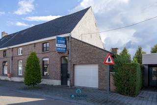 Gelegen in het centrum van De Pinte, op wandelafstand van scholen, winkels, openbaar vervoer,... treffen we deze te renoveren halfopen bebouwing...