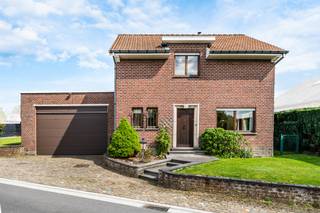 Hoeilaart – ideally located in a quiet street, just a few minutes from the centre of Hoeilaart and the motorway access, charming house of +/- 164...