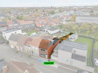 In de Komstraat te Poperinge bevindt zich deze halfopen woonst. Dit huis heeft een zij-uitwegje, ideaal voor vuilbakken, fietsen of om werken te...