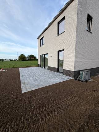Op een rustige ligging in Westrozebeke, een deelgemeente van Staden, bouwt Hectaar deze alleenstaande nieuwbouwwoning op een ruim perceel. <br /><br /><strong>Indeling van de woning: </strong><br />Gelijkvloers: ruimtelijke inkomhal met gastentoilet - lichtrijke leefruimte met open keuken - wasplaats/bergruimte.<br />Eerste verdiep: 3 volwaardige slaapkamers - volledige ingerichte badkamer met inloopdouche, bad en dubbele wastafel - apart toilet op de nachthal.<br />Zolder: grote zolder te bereiken via een uitrekbare trap.<br /><br /><strong>Troeven van deze woning: </strong>
<ul>
	<li>E-peil 30</li>
	<li>Vloerverwarming in combinatie met een lucht/water warmtepomp</li>
	<li>Ruim perceel</li>
	<li>Twee volwaardige bouwlagen (geen schuin dak in de slaapkamers)</li>
	<li>Ruime oprit en mogelijkheid om nog een carport te plaatsen</li>
	<li>Inclusief aanleg oprit en terras </li>
</ul>
Aarzel zeker niet om contact op te nemen om een bezichtiging aan deze woning in te plannen. 