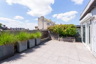 Dans la Lange Leemstraat, idéalement situé à proximité de la Banque Nationale, de la place du Théâtre et du Parc de la Ville, découvrez cet appartement penthouse clé en main avec une grande terrasse ensoleillée. Son emplacement central offre une excellente accessibilité ainsi qu'un large éventail de commerces, restaurants, terrasses conviviales et transports en commun, pour profiter pleinement de la vie urbaine dynamique.<br /><br />Des portes en verre authentiques mènent à un séjour chaleureux où le parquet en bois et le feu à gaz créent une ambiance accueillante. La véranda attenante forme un superbe espace de vie ouvert baigné de lumière naturelle. Depuis le séjour, vous accédez à la vaste terrasse ensoleillée, un endroit idéal pour se détendre. La cuisine entièrement équipée avec coin repas est attenante au salon, tandis que la salle à manger séparée, grâce à ses fenêtres coulissantes donnant également sur la terrasse, est parfaite pour des dîners conviviaux en famille ou entre amis.<br /><br />L'appartement comprend également deux chambres spacieuses, un dressing séparé et une grande salle de bains avec baignoire, douche, lavabo avec meuble de rangement et toilettes. Une disposition pratique et confortable qui répond parfaitement aux exigences d’un cadre de vie agréable.<br /><br />En supplément, l’appartement bénéficie d’une cave privative incluse dans le prix.<br /><br />En résumé, un appartement penthouse prêt à emménager, offrant tout le confort, une grande terrasse ensoleillée et un emplacement de premier choix au cœur vibrant d'Anvers.<br /><br />Intéressé ? Contactez LISTED pour une visite : +32 3 283 51 51