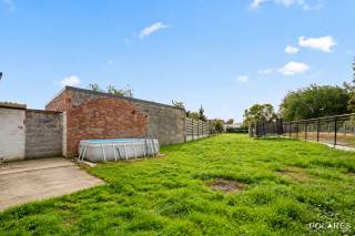 Bezoekmoment zaterdag 03/10. Plan uw bezoek via www.polares.eu<br /><br />Deze halfopen woning in Bekkevoort combineert een mooie bewoonbare oppervlakte, een ruim perceel en een grondige renovatie met een interessante verhuursituatie.<br /><br />De woning werd in 2016 volledig gerenoveerd en beschikt over maar liefst 163 m² bewoonbare oppervlakte. Binnen vind je een aangename leefruimte en 3 volwaardige slaapkamers, waardoor de woning geschikt is voor zowel gezinnen als investeerders.<br /><br />Ook nadien werd verder geïnvesteerd in het pand. In 2025 werd het dak vernieuwd, inclusief nieuwe isolatie en Velux-dakramen. Met een EPC-label C en geen asbest aanwezig beschikt de woning bovendien over enkele belangrijke troeven op het vlak van energie en wooncomfort.<br /><br />Buiten geniet je van een perceel van 597 m², met een ruime zuidoostgerichte tuin waar je volop van de zon kunt genieten.<br /><br />Momenteel is de woning verhuurd aan € 1.000 per maand via een langetermijncontract. Dit maakt het pand meteen interessant voor wie op zoek is naar een vastgoedinvestering met bestaande huuropbrengst.<br /><br />Een ruime en gerenoveerde halfopen woning met een mooi perceel én onmiddellijke huuropbrengst, centraal gelegen in Bekkevoort.