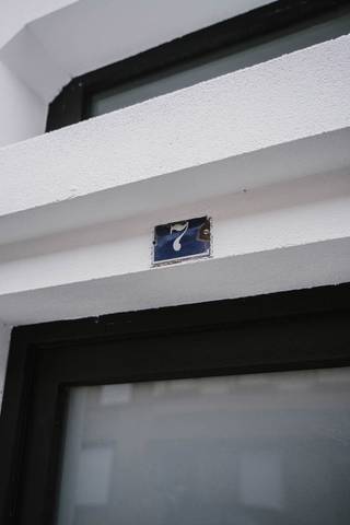 Op een uitstekende locatie aan de Hannuitsesteenweg 7 in Landen bevindt zich dit recent volledig gerenoveerde gelijkvloers appartement. Dankzij de nabijheid van het station van Landen, winkels, scholen en belangrijke invalswegen geniet u hier van een vlotte bereikbaarheid en alle dagelijkse voorzieningen binnen handbereik. Het station van Landen biedt bovendien directe treinverbindingen richting Leuven, Brussel, Hasselt en Luik.<br /><br />Bij het betreden van het appartement valt meteen de aangename lichtinval op. De grote raampartijen, gecombineerd met de hoge plafonds, creëren een bijzonder ruimtelijk gevoel en geven de woning een uniek karakter.<br /><br />Het appartement beschikt over een ruime en lichtrijke leefruimte die naadloos aansluit op de volledig ingerichte keuken. Verder zijn er twee volwaardige slaapkamers en een moderne badkamer die eveneens volledig werd vernieuwd. De kwalitatieve renovatie zorgt ervoor dat u hier zorgeloos kunt intrekken.<br /><br />Als extra troef beschikt het appartement over een praktische kelderberging.<br /><br />Bent u op zoek naar een instapklaar appartement met veel licht, ruimtegevoel en een uitstekende bereikbaarheid? Dan is dit appartement zeker een bezoek waard.<br /><br />Meer info? wouter.beckx@homixx.be of 016/199.349