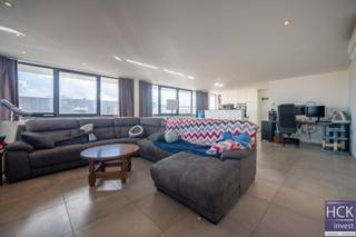 <strong>De ligging</strong><br />Ruim appartement gelegen in de bedrijvenzone Zulte-Kruisem in een recent opgetrokken gebouw. Centraal gelegen tussen centra Deinze/Waregem/Kruishoutem en Zulte, allerhande voorzieningen zijn m.a.w. vlakbij alsmede bereikt u het op- &amp; afrittencomplex van de E17 op nog geen 5 min. rijden waardoor centrumsteden Gent/Kortrijk beiden op nog geen halfuur rijden bereikbaar zijn. Kortom, een <strong>locatie met goede bereikbaarheid</strong>!<br /><br /><strong><span>Het appartement</span></strong><br /><span>Het appartement is gelegen op het eerste verdiep van het gebouw en beschikt over ondermeer </span><strong><span>3 slaapkamers</span></strong><span>, een </span><strong><span>zéér ruime woonkamer met open keuken</span></strong><span> alsmede een terras. Tevens beschikt u over parkeermogelijkheid op het terrein, inbegrepen in de huurprijs. </span><br /><br /><strong><span>Een lift is niet aanwezig in het gebouw.</span></strong><br /><br /><strong><span>Kenmerken</span></strong><br /><span>- bruikbare vloeroppervlakte (cf. EPC): 133 m²</span><br /><span>- aluminium ramen en dubbel glas</span><br /><span>- centrale verwarming via radiatoren</span><br /><span>- EPC:188 kWh/m² jaar - B-label</span><br /><br /><strong><span>Troeven</span></strong><br /><span>- instapklaar appartement!!</span><br /><span>- zéér ruim!!</span><br /><span>- zonnepanelen</span><br /><strong><span>- 3 slaapkamers!!</span></strong><br /><span>- parkeermogelijkheid inbegrepen in de huurprijs!!</span><br /><span>- géén syndic!!</span><br /><br />Beschikbaarheid: 15/05/2026<br /><br />Voor meer informatie of een bezoek ter plaatse reageer via het contactformulier of stuur naar info@hckinvest.be