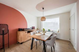 Vous recherchez un logement prêt à emménager dans lequel vous pourrez vous installer immédiatement ? Alors cette maison familiale bien entretenue vaut vraiment le détour. Située dans un cadre calme et agréable, cette propriété allie un cadre de vie confortable à un agencement pratique et à un jardin accueillant.Qu'est-ce qui rend cette maison unique ?La maison dispose d'un espace de vie lumineux, d'une cuisine fonctionnelle et de pas moins de 3 chambres à part entière, ce qui la rend parfaitement adaptée aux familles, aux jeunes couples ou à ceux qui souhaitent disposer d'un espace supplémentaire pour un bureau ou une salle de loisirs. Grâce à ses finitions soignées, la maison est entièrement prête à emménager.À l’extérieur, vous profiterez d’un joli jardin facile d’entretien, l’endroit idéal pour se détendre, laisser les enfants jouer ou passer des moments conviviaux en famille et entre amis.Atouts :Entièrement prête à emménagerSituation calme et agréable3 chambres à coucher à part entièreJardin agréable et facile d’entretienPièces à vivre lumineusesMaison familiale idéaleÀ qui cette maison convient-elle le mieux ?Parfaite pour les familles, les jeunes couples ou les personnes seules à la recherche d’une maison prête à emménager, offrant suffisamment d’espace, un joli jardin et un cadre de vie calme.
