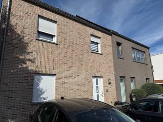 Te huur: Ruim 3-slaapkamer appartement in Peer<br /><br />Op wandelafstand van het centrum ligt dit gezellig duplex appartement met 3 slaapkamers, badkamer, een ruime living, en een gezellig terras. Achteraan het gebouw beschik je tevens ook over een carport.<br />Met de centrale ligging heb je winkels, horeca en openbaar vervoer vlakbij . Alles binnen handbereik, zonder in te boeten op rust en ruimte. <br /><br />Voor meer informatie of een bezoek ter plaatse, klik je op onze website www.jansenrealestate.be bij het pand op de knop 'bezoek aanvragen'.<br /><br />wij ontzorgen je ook voor de verkoop van je huidige woning! Voor meer uitleg helpen we je graag verder.