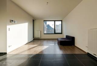 Locatie:<br />In de hippe en rustige Cadixwijk op het Eilandje. Vlakbij een leuk parkje. <br /><br />Beschikbaar vanaf 1 april of 1 mei .<br />Gelegen op de 3de verdieping met lift. <br /><br />Indeling: inkomhal, badkamer met douche en toilet, lichtrijke leefruimte met ingerichte open keuken (voorzien van oven, kookvuur, dampkap, koelkast met vriesvak, aansluiting voor wasmachine), slaapkamer, terras 5m². <br /><br />Bijzonderheden:<br />Maandelijkse kosten 80 euro voor lift en onderhoud gemene delen. <br />Alle verbruik met eigen meters, zeer laag energieverbruik ! EPC score 145 kWh/m²<br />Cv op gas, ramen met dubbele beglazing. <br />Kelderberging en fietsenberging. <br />Het appartement is volledig instapklaar.