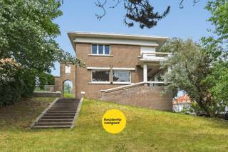 Deze woning is een beschermde, historische kustvilla gelegen in de prestigieuze villawijk De Concessie, een uniek en beschermd dorpsgezicht dat bekendstaat om zijn uitzonderlijke erfgoedwaarde en karaktervolle architectuur.<br /><br />Deze charmante villa uit 1933 bevindt zich op een toplocatie, op wandelafstand van het strand en het centrum van De Haan. Gelegen op een perceel van ca. 780 m² combineert deze eigendom authentieke charme, ruime volumes en een uitzonderlijk potentieel.<br /><br />Bij het binnenkomen wordt u verwelkomd in een statige inkomhal met authentieke tegelvloer en karaktervolle houten trap. De gezellige leefruimte ademt sfeer dankzij de originele vloeren, schouw en grote raampartijen die zorgen voor een aangename lichtinval. Aansluitend bevindt zich de keuken met toegang tot de tuin en de kelderverdieping. <br /><br />De eerste verdieping telt vier slaapkamers, waarvan meerdere voorzien zijn van een lavabo en ingemaakte kasten. De badkamer beschikt over een ligbad, lavabo en toilet. Via de tussenverdieping bereikt u een afgesloten veranda/dakterras met zicht op het groen.<br /><br />De ruime kelderverdieping omvat een garage, technische ruimte, berging, sanitaire ruimte met douche en diverse opslagmogelijkheden.<br /><br />Buiten geniet u van een prachtige, groene tuin met meerdere terrasplaatsen, volwassen bomen en een optimale privacy. <br /><br />Centrale verwarming op aardgas aanwezig. EPC: 590 kWh/m² jaar (label F). <br /><br />Een zeldzame opportuniteit om eigenaar te worden van een karaktervolle historische villa in één van de meest gegeerde en beschermde wijken van de Belgische kust.