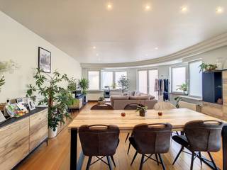 <h1><span>Instapklaar appartement met twee slaapkamers, dakterras en garagebox in het centrum van Roeselare</span></h1><h1><span> </span></h1><h1><span>Dit instapklaar appartement is gelegen op de derde verdieping van een verzorgd gebouw met lift. Dankzij de centrale ligging woont u op wandelafstand van winkels, horecazaken, openbaar vervoer en andere dagelijkse voorzieningen. </span></h1><h1><span> </span></h1><h1><span>Indeling van het appartement: </span></h1><ul><li><span>Inkomhal met ingebouwde vestiaire </span></li><li><span>Apart gastentoilet </span></li><li><span>Lichtrijke leefruimte </span></li><li><span>Volledig ingerichte keuken </span></li><li><span>Praktische berging </span></li><li><span>Badkamer met douchebad en dubbele lavabo </span></li><li><span>Twee ruime slaapkamers </span></li><li><span>Dakterras </span></li></ul><h1><span> </span></h1><h1><span>Dit appartement combineert een praktische indeling met een uitstekende ligging in het centrum van Roeselare en is volledig instapklaar. De bijhorende garagebox zorgt bovendien voor extra comfort. </span></h1><h1><span> </span></h1><h1><span>Garagebox: inbegrepen </span></h1><h1><span>Syndic: € 50 per maand </span></h1><h1><span>Bij interesse kunt u via deze link uw huurdersprofiel aanmaken: https://clee.be/nl/app/kandidaat-stellen/0476526158/524eb343-df7a-f111-b337-6045bd9c0a43</span></h1><p><span> </span></p>