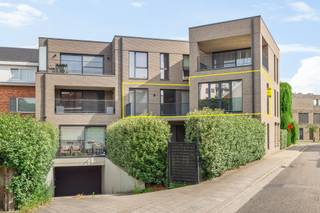 <p><span>Looking for a move-in-ready apartment in a recently built, small-scale residence? Then this spacious one-bedroom apartment, built in </span><span>2016</span><span>, is </span><span> definitely worth a visit. Thanks to its </span><span>energy-efficient EPC rating of A</span><span>, </span><span>underfloor heating</span>,<span> and </span><span>low common</span><span> area </span><span>fees</span>,<span> you’ll enjoy optimal living comfort and low monthly costs here.</span></p><p><span>Through the entryway with built-in closets, you’ll reach the bright living area. The dining room and living room are subtly separated yet remain open to each other, creating a cozy and practical layout. Adjacent to this is the spacious, </span><span>south-facing terrace</span><span>, where you can enjoy the sun all day long.</span></p><p><span>The apartment also features a spacious bedroom with enough room to create a walk-in closet if desired, an adjoining bathroom, a separate guest restroom, and a practical storage/laundry room.</span></p><p><span>The basement level features a </span><span>private parking space</span><span>, a </span><span>private storage room</span><span>, and a </span><span>communal bicycle storage area</span><span>, rounding out the amenities.</span></p><p><span>Thanks to its recent construction, favorable energy rating, and high-quality finishes, this apartment is not only ideal for owner-occupancy but also an excellent investment.</span></p>