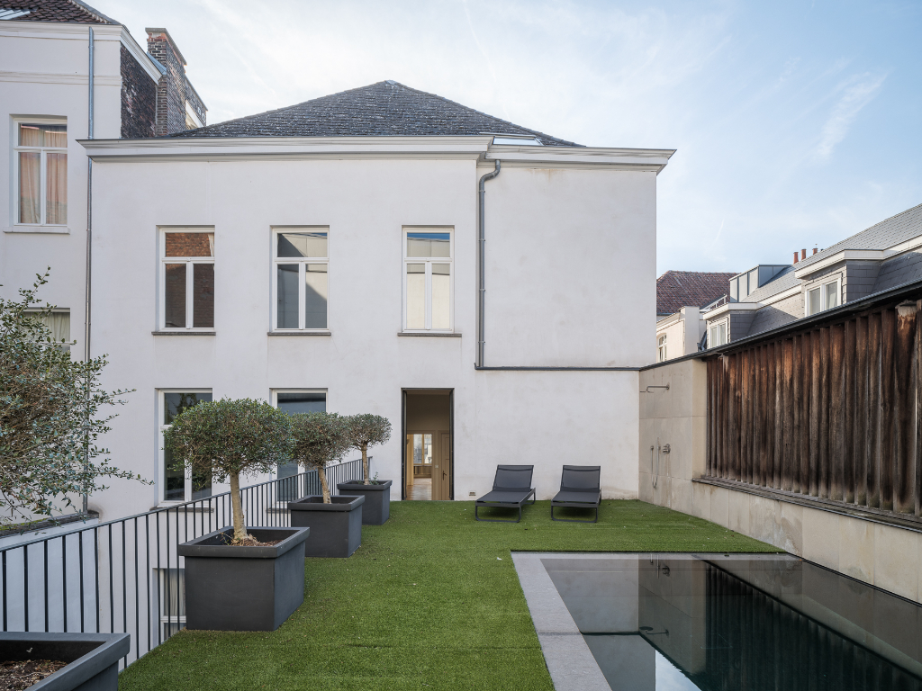 Indrukwekkend stadspaleis met imposant woonvolume, zwembad en parkeermogelijkheden - foto 3