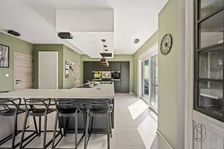 <p>Recent gerenoveerde gezinswoning met 4 slaapkamers, garage, tuin en domotica!</p><p>Bent u op zoek naar een RUSTIG gelegen, INSTAPKLARE gezinswoning waar ruimte en modern wooncomfort centraal staan? <br />Dan is deze recent GERENOVEERDE woning met 4 SLAAPKAMERS, een bewoonbare oppervlakte van maar liefst 300 m² en een ruim perceel van 850 m² zeker een bezoek waard.</p><p>INDELING: inkomhal, bureau, apart toilet, ruime en lichtrijke leefruimte met zithoek en eethoek, volledig uitgeruste open keuken met stoomoven, oven, combi-oven en vaatwasser, schuifraam naar het terras en de tuin, polyvalente ruimte (ideaal als wasplaats) en een inpandige garage. Op de verdieping bevinden zich vier ruime slaapkamers en een badkamer met inloopdouche, dubbele wastafel en toilet. De ruime zolder over de volledige verdieping biedt tal van mogelijkheden. Daarnaast is de woning bijna volledig onderkelderd.</p><p>De woning beschikt over CONFORME lektriciteit, centrale verwarming op aardgas, PVC-ramen met dubbele beglazing, ZONNEPANELEN met BATTERIJ en een DOMOTICAsysteem waarmee lichtschakelaars en stopcontacten via een smartphone en bedieningspaneel bediend kunnen worden. Alle leidingen werden vernieuwd en de riolering is gescheiden.</p><p>Voor wie is dit pand ideaal?<br />♦ Gezinnen die op zoek zijn naar een ruime instapklare woning.<br />♦ Thuiswerkers dankzij het aparte bureau en de extra ruimte.<br />♦ Kopers die comfortabel en energiezuinig willen wonen.</p><p>Bezoek na afspraak met Immo Beguin, jouw vastgoedexpert sinds 2009.<br />✉️ emmy@immobeguin.be</p>
