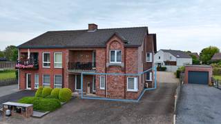Te koop: gelijkvloers appartement met tuin<br /><br />Adres: Grotestraat 172, 3631 Boorsem<br /><br />Dit verzorgde gelijkvloerse appartement is rustig gelegen in Boorsem, een deelgemeente van Maasmechelen. Dankzij de praktische indeling, de gezellige tuin en de afzonderlijke garagebox is dit appartement een ideale woonst. Bovendien bevinden winkels, scholen en andere voorzieningen zich op korte afstand.<br /><br />Indeling:<br /><br />Bij het betreden van het appartement komt u terecht in de inkomhal met aansluitend een apart toilet. Vervolgens bereikt u de ruime, open leefruimte die vloeiend overgaat in de keuken. Aansluitend aan de keuken bevindt zich een praktische voorraadberging.<br /><br />Verder beschikt het appartement over twee ruime slaapkamers, een badkamer en een afzonderlijke wasplaats, wat zorgt voor extra comfort en praktische opbergruimte.<br /><br />Buiten geniet u van een gezellige tuin waar u in alle rust kunt ontspannen. Daarnaast beschikt het appartement over een aparte garagebox, ideaal voor het veilig stallen van uw wagen en het opbergen van extra materiaal. Daarnaast zijn er op het perceel tal van parkeermogelijkheden.<br /><br />Tot slot beschikt het appartement over een EPC-label C.<br /><br />Vraagprijs: € 245.000,00<br /><br />Interesse in dit appartement? Neem gerust contact met ons op voor meer informatie of om een bezichtiging in te plannen.