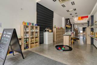 Handelspand te koop in het bruisende winkelcentrum van Roeselare, gelegen in de welbekende Ooststraat. Dit veelzijdige bedrijfsvastgoed combineert een uitstekende commerciële ligging met een direct rendement dankzij het reeds verhuurde appartement.<br /><br />Het pand is uitstekend gelegen in het centrum van Roeselare, omringd door gevestigde namen zoals River Woods, Brooklyn en Liu Jo. Dankzij de secundaire toegang via de Delaerestraat is toelevering aan de achterzijde van het pand zeer eenvoudig en vlot bereikbaar.<br /><br />Handelspand te koop met een totale oppervlakte van ca. 170 m², als volgt ingedeeld:<br /><br />Handelsruimte:<br /><br />- Gelijkvloerse winkelruimte met een gevelbreedte van ca. 4,5 m<br /><br />- Mezzanine<br /><br />- Eerste verdieping met stockageruimte en sanitair<br /><br />- Aanwezigheid van kelder, zolder en buitenkoer<br /><br />Bovenliggend appartement (verhuurd):<br /><br />- Leefruimte met keuken<br /><br />- Slaapkamer<br /><br />- Badkamer<br /><br />- Toilet<br /><br />Troeven van dit pand<br /><br />- Toplocatie in de drukke winkelstraat van Roeselare<br /><br />- Bovenliggend appartement zorgt voor onmiddellijk rendement<br /><br />- Dubbele toegang met toeleveringsmogelijkheden via de Delaerestraat<br /><br />Bent u op zoek naar bedrijfsvastgoed bestaande uit een handelspand te koop in Roeselare? Aarzel dan niet om ons te contacteren op het nummer 051 21 22 23.<br /><br />Dit pand kan onderhevig zijn aan de renovatieverplichting die door de Vlaamse overheid wordt opgelegd voor niet-residentiële gebouwen. Consulteer voor meer informatie de website van het Vlaams Energie- en Klimaatagentschap via https://www.vlaanderen.be/bouwen-wonen-en-energie/niet-residentiele-gebouwen/verplichtingen-voor-niet-residentiele-gebouwen<br /><br />Deze AI-visualisaties zijn bedoeld als inspiratie. Er werd geen rekening gehouden met technische specificaties, stedenbouwkundige voorschriften of de concrete mogelijkheden tot realisatie.