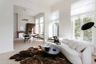 Dit stijlvol en lichtrijk appartement maakt deel uit van een volledig gerenoveerd project en combineert hedendaagse luxe met tijdloze elegantie. Met oog voor detail en hoogwaardige materialen afgewerkt, vormt dit een unieke woonst in een van de meest begeerde buurten van Antwerpen, gelegen aan de Lambermontplaats.<br /><br />Bij binnenkomst via de inkomhal met apart gastentoilet betreed je meteen de volledig uitgeruste open keuken. Deze vormt samen met de royale leefruimte – gekenmerkt door hoge plafonds en overvloedig lichtinval – het hart van de woning. Het open karakter creëert een aangenaam gevoel van ruimte en comfort.<br /><br />Aansluitend aan de leefruimte bevindt zich een eerste slaapkamer. De tweede, ruime slaapkamer ligt meer naar achteren en biedt directe toegang tot een charmant terras, ideaal om even buiten te genieten. Beide slaapkamers sluiten aan op de stijlvolle badkamer, uitgerust met een moderne inloopdouche en elegant badkamermeubel.<br /><br />De ligging in de Leopold de Waelstraat is ronduit uniek: vlak bij het Koninklijk Museum voor Schone Kunsten, gezellige pleinen, trendy boetieks en gastronomische adressen. Hier geniet je van het beste wat Antwerpen te bieden heeft, met cultuur, gastronomie en sfeer op wandelafstand.