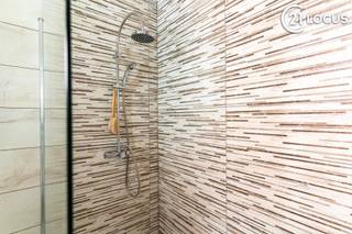 Op zoek naar een woning waar je zo kunt intrekken, met voldoende ruimte voor het hele gezin? Deze rijwoning van 120 m² combineert comfort,...