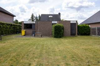 <p><span>Gelijkvloerse woning met 3 slaapkamers en inpandige garage op 780 m².</span><span> </span></p><p><span> </span></p><p><span>Inkomhal met apart toilet. </span></p><p><span>Woonkamer van 38 m² op keramische tegel. </span></p><p><span>Keuken van 20 m² op keramische tegel met: </span></p><p><span>-dubbele spoelbak </span></p><p><span>-gasfornuis </span></p><p><span>-elektrisch oven </span></p><p><span>- dampkap </span></p><p><span>Berging. </span></p><p><span>Nachthal. </span></p><p><span>3 slaapkamers van respectievelijk 15 m², 10 m² en 11,5 m². </span></p><p><span>Inpandige garage van 23 m² met aansluiting voor wasmachine. </span></p><p><span> </span></p><p><span>Terras van 26 m². </span></p><p><span>De tuin biedt mooi uitzicht op weilanden en bos. </span></p><p><span> </span></p><p><span>BIJZONDERHEDEN: </span></p><p><span>Nieuwe CV-ketel van 2024. </span></p><p><span> </span></p><p><span>Stedenbouwkundige inlichtingen: vergunning aanwezig, verkavelingsvergunning, geen voorkooprecht, geen maatschappelijke herstelmaatregel opgelegd, woongebied. </span></p>