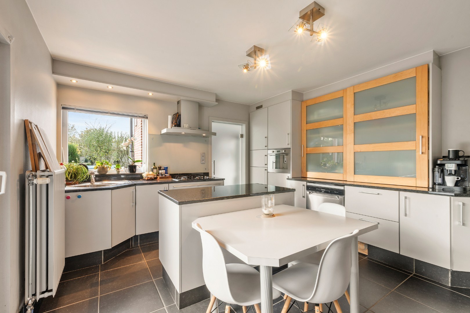 Surprisingly spacious, ready-to-move-in home with garage and south-facing garden in Geluwe. - photo 5