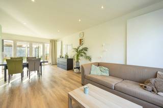 INDELINGGELIJKVLOERSInkomhal met trap naar de verdieping. Toiletruimte met lavabo. Woonkamer met veel lichtinval en aansluitende veranda.Keuken...