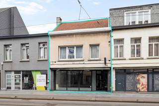 Handelshuis met zichtbaarheid, ruimte en mogelijkheden!Met 264 m² commerciële ruimte, een 110 m² duplex appartement en een terras van 40 m² is dit...