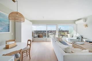 Zeer mooi vernieuwde studio met panoramisch uitzicht over Heist.Gelegen op de 9de verdieping met ideale zuidwest-oriëntatie.De studio beschikt over...