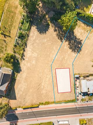 Op een aangename locatie in Ruien wordt deze bouwgrond van 967 m² aangeboden.De mooie breedte aan de straatzijde en de diepe perceelsvorm zorgen voor interessante mogelijkheden bij het uitwerken van uw toekomstige woning. Achter de voorziene bouwzone blijft een ruime groene zone over, ideaal voor wie droomt van een grote tuin en veel privacy.Ruien vormt een aantrekkelijke woonomgeving voor liefhebbers van rust en natuur. De heuvelachtige Vlaamse Ardennen, talrijke fiets- en wandelroutes en het Kluisbos bevinden zich in de ruime omgeving, terwijl ook de bereikbaarheid richting omliggende gemeenten een belangrijke troef vormt.Een mooi gelegen bouwgrond met ruimte om uw eigen woonproject vorm te geven.