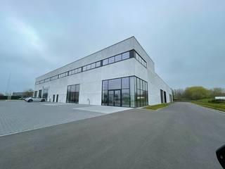 576m² kantoor / showroom met 144m² magazijn te huur op een uitstekende locatie in Kruibeke.Dit nieuwbouw bedrijfsgebouw is opgebouwd uit...