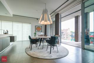 Standingvol appartement, hoge plafonds, vloerverwarming, licht en privacy. Bestaande uit een inkomhall, living / leefruimte, luxueus ingerichte...