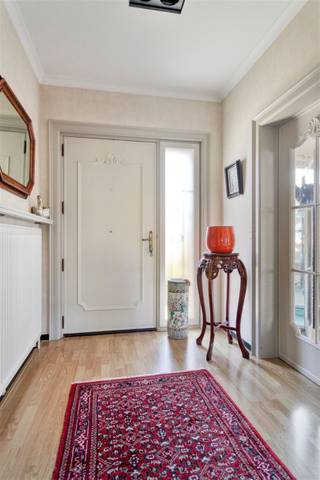 <p><span>Zeer verzorgde woning met 3 slaapkamers met zwembad.</span></p><p><span> </span></p><p><span>INDELING</span></p><p><span> </span></p><p><span>Je komt de woning binnen langs de ruime inkomhal met gastentoilet.</span></p><p><span>Verder heb je een zeer lichtrijke living met gezellige sfeerhaard. Van uit de living heb je een mooi zicht op de tuin met zwembad.</span></p><p><span>Aansluitend op de living heb je een moderne leefkeuken met naastliggend een praktische berging.</span></p><p><span>Aan de andere kant van de verdieping heb je dan 3 comfortabele slaapkamers en een badkamer met douche, badkamermeubel en toilet.</span></p><p><span>Tot slot heeft de woning een heel grote garage en veel bergruimte.</span></p><p><span>De tuin situeert zich rondom de woning waardoor je heel veel privacy hebt.</span></p><p><span> </span></p><p><span>TECHNISCH</span></p><p><span> </span></p><p><span>Er zijn zonnepanelen aanwezig .</span></p><p><span>De woning beschikt over een zonneboiler.</span></p><p><span>De elektriciteit in de woning is conform.</span></p><p><span> </span></p><p><span>PRAKTISCH</span></p><p><span> </span></p><p><span>Voor meer info en/of een afspraak bel Eefje van Immo D'hondt op het nr 0498 88 88 89 of mail naar eefje@immodhondt.be</span></p>