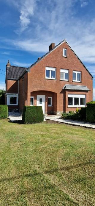 Rustig en landelijk gelegen EENGEZINSWONING, open bebouwing, met mooie leefruimtes, 3 slaapkamers, mooie tuin, parking, aparte garage op 11 are 55 ca.<br />Indeling: inkomhal, living met veel lichtinval (schouw-bruikbaar), apart zitkamer, volledig ingerichte keuken, ingerichte badkamer met ligbad, lavabo, wc, wasplaats; verd: ruime nachthal (toegang tot zolder met luik), 3 slaapkamers; centrale verwarming op stookolie, dubbele beglazing in alle leefruimtes (nieuwe ramen pvc van 2003), voorzetrolluiken. Buiten: aangename tuin met bergingen, buiten wc. Het dak is 10 jaar oud.<br />Ki Basis 721, 00 euro. Bewoonbaar 194m² (kelder en zolder niet inbegrepen). ref. bouw 1965. Het goed is gelegen in agrarisch gebied. Geen overstromingsgebied. EPC 852 kWh/m² jr (20250324-0003557472-RES-1. Renovatieverplichting. Geen overstromingsgebied: score A. Asbest: 6 asbestmaterialen: dringend verwijderen: golfplaten op tuinhuis (valt onder mijlpaan 2034). Elektriciteit: niet conform. Het goed is beschikbaar bij akte. Vg, agr, gvkr, gdd, gdv. VP 249.000,00 euro