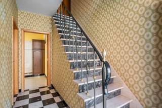 Deze alleenstaande woning is gelegen op een steenworp van het centrum van Houthulst maar is toch rustig gelegen.<br /><br />Op de gelijkvloerse verdieping is volgende indeling aanwezig: inkomhal, gastentoilet, woonkamer, polyvalente ruimte, keuken met zicht op de tuin, badkamer, 1 slaapkamer, berging, zonnige tuin, grote garage (met bijkeuken erin) én ruime oprit.<br />Op de eerste verdieping zijn 3 slaapkamers en de zolderruimte aanwezig.<br />De woning beschikt eveneens over een droge kelder.<br /><br />PLUSPUNTEN:<br />- 1 SLAAPKAMER EN BADKAMER GELIJKVLOERS<br />- GROTE GARAGE<br />- ALLEENSTAANDE WONING<br />- 4 SLAAPKAMERS IN TOTAAL