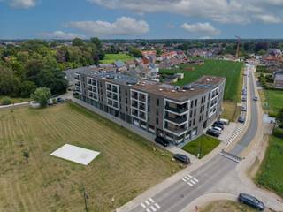 Zeer recent en modern appartement op toplocatie in centrum-Geel. <br /><br />Op de bovenste (derde) verdieping bevindt zich dit charmante appartement met zuid-gericht terras. <br /><br />Het beschikt over een mooie leefruimte en eetplaats met een zeer uitgeruste keuken voorzien van de alle nodige toestellen. Deze leefruimte is zoals de hoofdslaapkamer, voorzien van airco. <br />Vanwege de grote raampartijen geniet de woonkamer van veel lichtinval. Het terras is aansluitend en bereikbaar via de schuifraam. <br /><br />Verder vinden we in het appartement 2 slaapkamers die toegang geven naar een tweede terras en een badkamer met inloopdouche, ligbad en modern lavabomeubel. <br />De berging is voorzien van aansluitingen voor wasmachine en droogkast en het aparte toilet vinden we in de inkomhal. <br /><br />Een ondergrondse staanplaats en kelderberging alsook een fietsenplaats op het gelijkvloers zijn INBEGREPEN IN DE PRIJS! <br /><br />Troeven:<br />- Zeer gunstig E-peil van 12!<br />- Elektriciteit nog geruime tijd conform<br />- Top onderhouden<br /><br />Zeker ook interessant als investering! <br /><br />Mis deze kans niet en vraag uw bezichtiging aan via info@immovl.be of bel ons op 014 58 02 08!