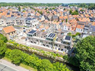 Lot 4 onderscheidt zich door zijn efficiënte indeling en gezellige buitenruimte. De leefruimte vormt een aangename plek om te ontspannen, terwijl de grote ramen zorgen voor een mooi contact met de omgeving. De bijzondere architectuur geeft deze woning een eigentijdse uitstraling met veel aandacht voor licht en wooncomfort.