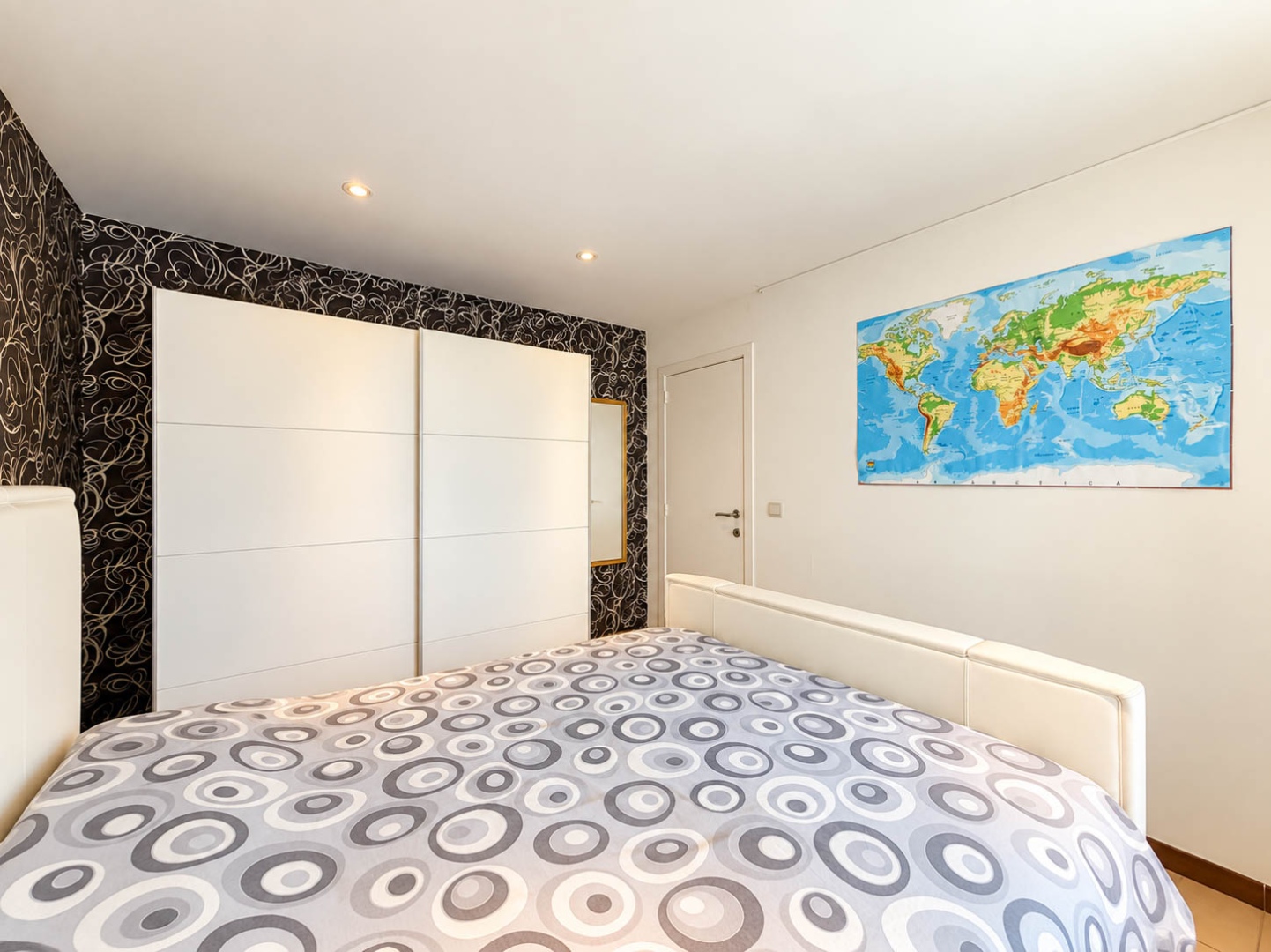 Te koop, 2 slaapkamer-appartement met terras en autostaanplaats te Merelbeke! - foto 2