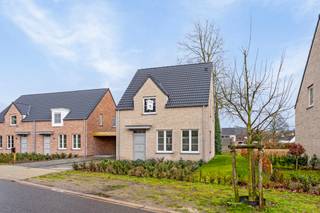 <span>Nieuwbouw (2023) gezinswoning nabij centrum Dessel</span><br /><span>E-peil 16 | 3 slaapkamers | 457 m² perceel</span><br /><span><br />Deze energiezuinige gezinswoning werd gebouwd in 2023 en wordt verhuurd verkocht. De huidige huurprijs bedraagt €1200/maand.<br /><br />Meer info: 014/70.73.72 of info@dilegno.immo<br /><br />We betreden de woning langs de inkomhal die toegang geeft tot de leefruimte en een apart gastentoilet met handenwasser.</span><br /><span>De lichtrijke leefruimte omvat woonkamer, eetkamer en keuken, dewelke voorzien is van inductiekookplaat, dampkap, ijskast, vaatwasser en combi-oven. Naast de keuken vinden we de berging/wasplaats.</span><br /><span><br />De verdieping bestaat uit 3 slaapkamers, nachthal en badkamer, uitgerust met inloopdouche, bad, toilet en enkele wastafel in meubel.</span><br /><span>Via de vlizo-trap in de nachthal komen we nog op de zeer ruime zolder.<br /><br />De oprit en het terras werden reeds aangelegd.<br />Tenslotte zorgen de 10 zonnepanelen op het zuid georienteerde dak voor een erg laag energiefactuur.</span>